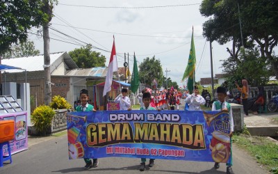 MI Miftahul Huda 02 Papungan Meriahkan Karnaval HUT RI ke-80 dan Haul Mbah Mudjair